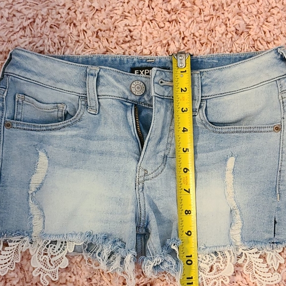 Express shortie low-rised destroyed jean shorts. - Picture 3 of 8